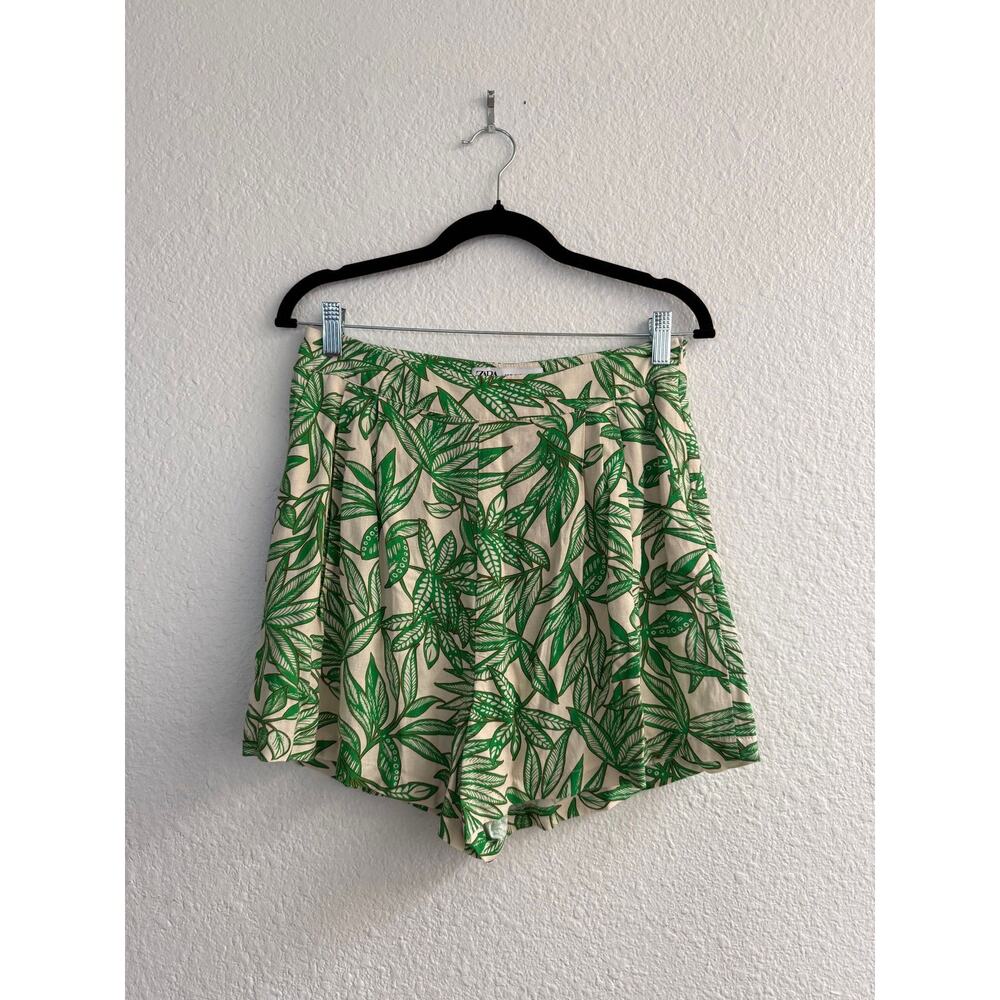 NWT Zara Tropical Leaf Print Bermuda Shorts Green White M - Picture 2 of 3